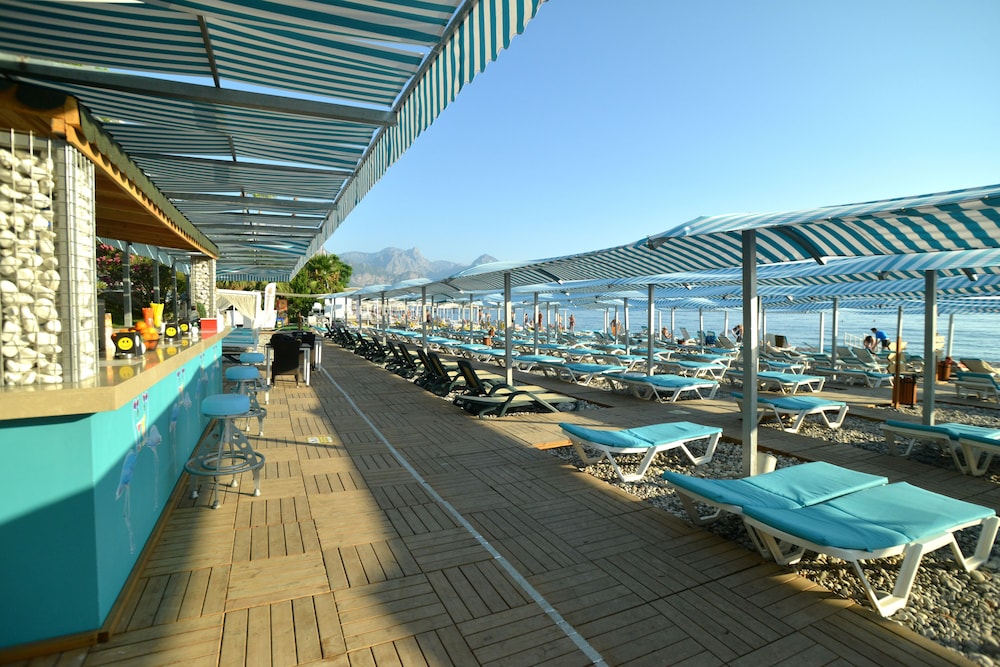 L'Ancora Beach Hotel