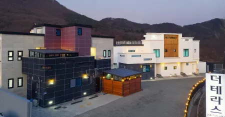 Hongcheon the Terrace Pool Villa Отели рядом с достопримечательностью «Hongcheon Saengmyeong Geongang Gwahakgwan»