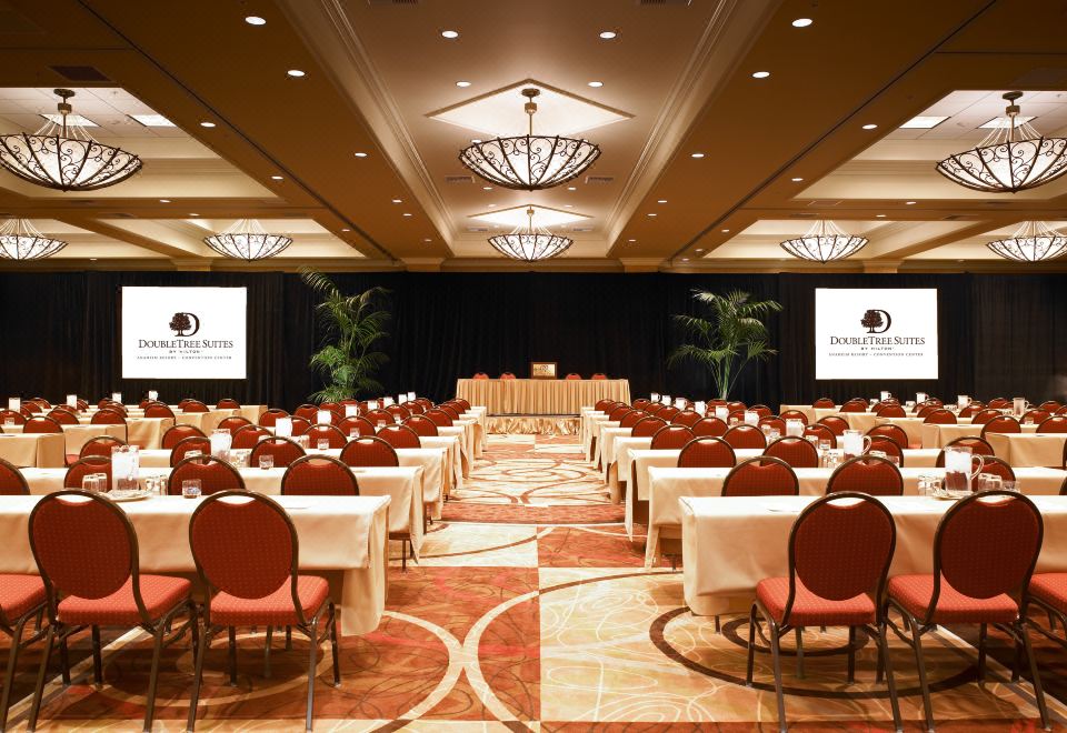 더블트리 스위트 바이 힐튼 애너하임 리조트의 깔끔한 스위트 객실 내부