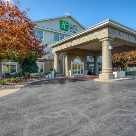 Holiday Inn Express & Suites OSHKOSH-SR 41 by IHG