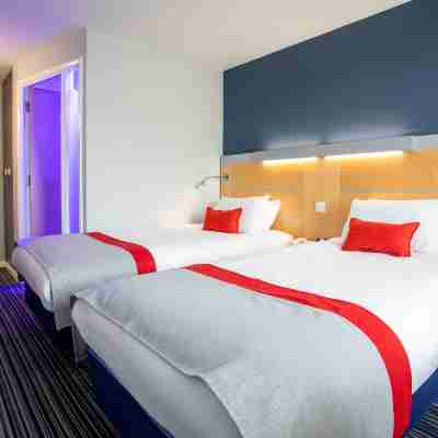 Holiday Inn Express Dunfermline Rooms