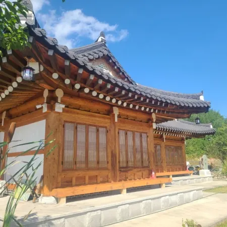 Okmin Park Pension Where Yeongcheon Met Отели рядом с достопримечательностью «Auno Feliz Glamping»