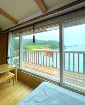 Muan Hae Beach Naru Pension Hotels near Choeuiseonsa Birth Place