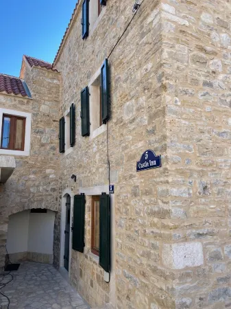 Sea View Apartment in an Historic Castle for 4 Guests Отели в г. Opcina Kastela