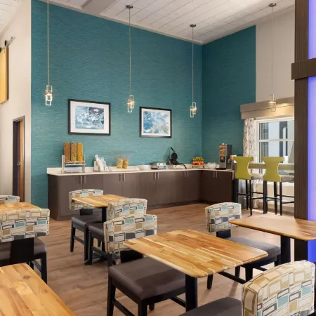 Days Inn & Suites by Wyndham Bowling Green