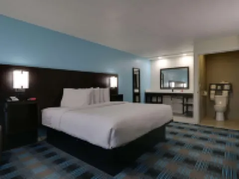 Travelodge by Wyndham Calhoun South I-75 Hotels in Calhoun