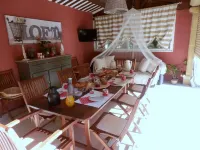 Mas les Vieux chênes Hotels in Lambesc