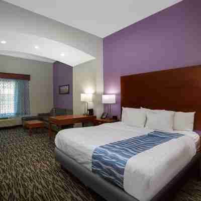 La Quinta Inn & Suites by Wyndham Tupelo Rooms
