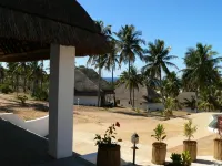 Blue Moon Beach Holiday Resort Hoteles en Jangamo