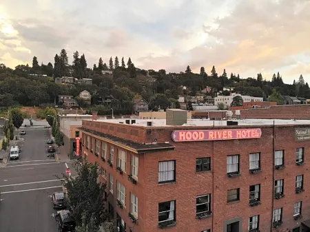 Hood River Hotel Отели рядом с достопримечательностью «Винзенс Лосманн Мемориал Стейт Нэчурал Арея»