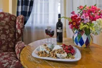 Maison Fleurie, A Four Sisters Inn - breakfast