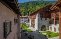 Palazzo Lodron Bertelli. Dimora Storica & Spa Hotels in Caderzone