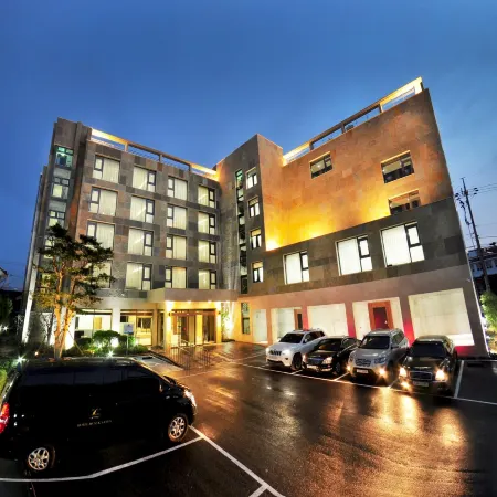 Black Sands Hotel Jeju Отели рядом с достопримечательностью «Монумент Самсасок»