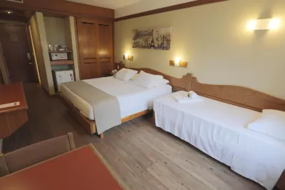 Tri Hotel Отели в г. 