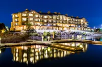 The Lodge at Columbia Point Hotels near Howard Amon Park