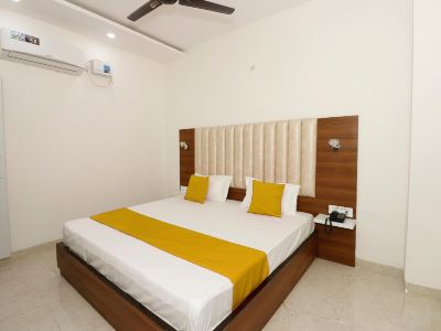 FabHotel Aura