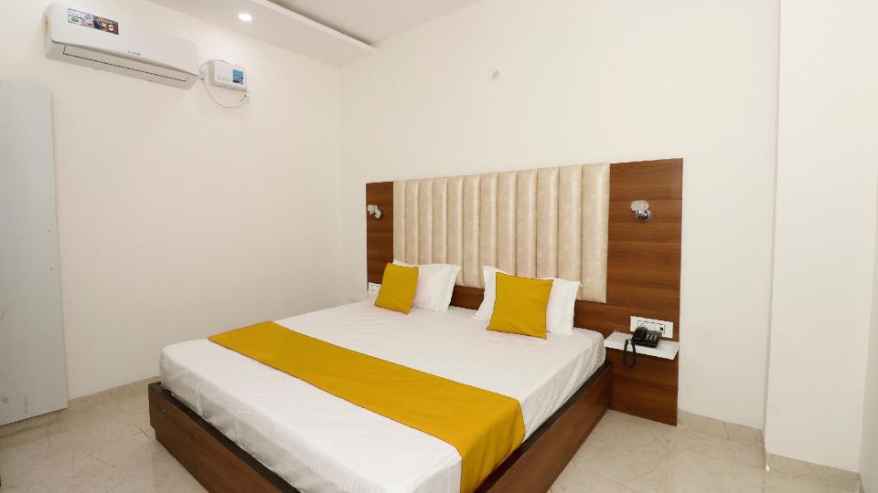 FabHotel Aura