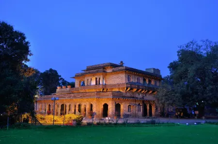 Hotel Sukhdham Kothi Отели рядом с достопримечательностью «Jagmandir Palace»
