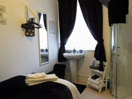 Kings Arms Hotel Отели в г. Holsworthy