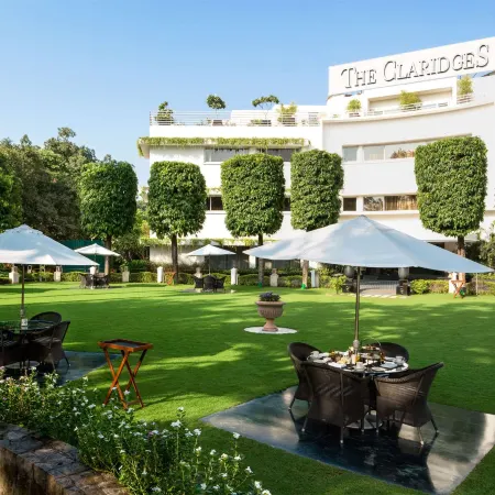 The Claridges New Delhi - Preferred L.V.X. Collection Отели рядом с достопримечательностью «Конференц-центр Vigyan Bhavan»