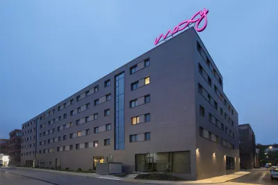 Moxy Hamburg Altona Hotels in der Nähe von Aussichtsplattform „Zum Elbblick“