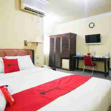 RedDoorz Plus Near Pelabuhan Bitung Rooms
