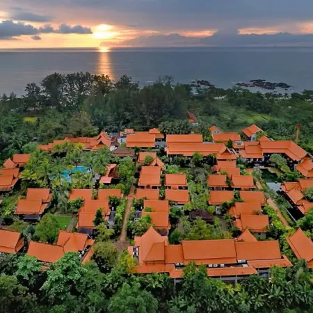 Khaolak Bhandari Resort & Spa Отели рядом с достопримечательностью «Каолак-Бич»