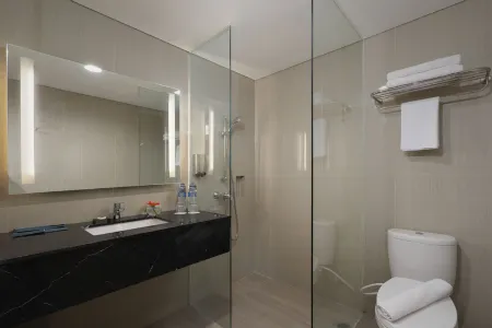 Batiqa Hotel Darmo - Surabaya Отели рядом с достопримечательностью «Зоопарк Сурабая»