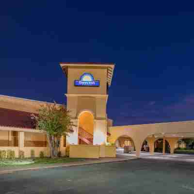 Days Inn by Wyndham Del Rio Hotel Exterior