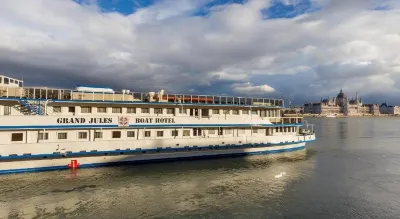 Grand Jules - Boat Hotel فنادق في 
