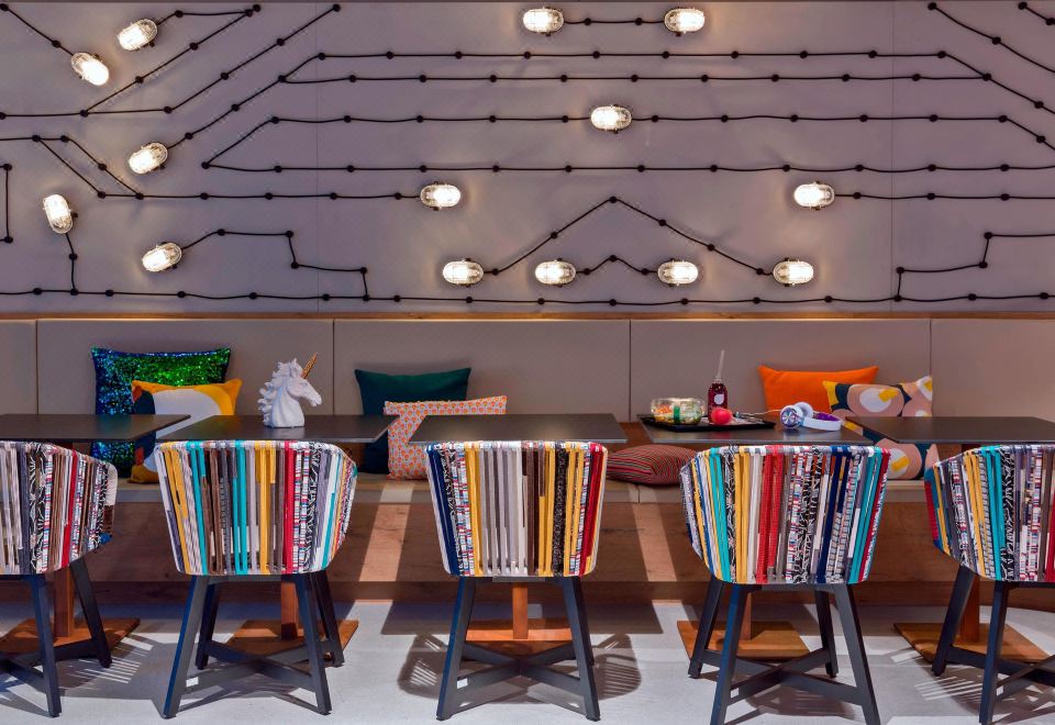 목시 프랑크푸르트 시티 센터의 현대적인 로비 및 바 사진