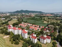 Seastar Hotel and Service Apartment Hotels near Wat Chak Mak