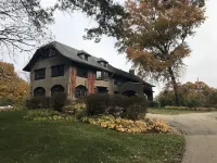 Four Mounds Inn Hotels near Blain's Farm & Fleet - Dubuque, Iowa