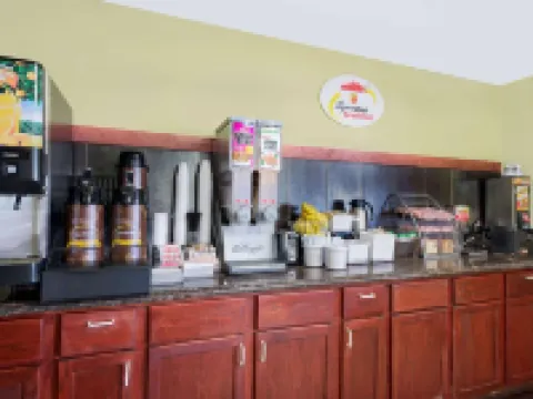 Super 8 by Wyndham Muncie/Ball St. College Area Hotels in Muncie