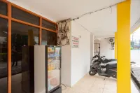 RedDoorz Syariah at Jalan Wayhitam Palembang Hotels in Demang Lebar Daun