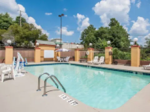 Econo Lodge Hotels in Northport