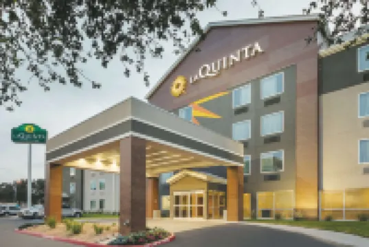 La Quinta Inn & Suites by Wyndham Austin Round Rock