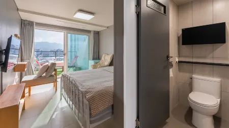 Present Pension Отели рядом с достопримечательностью «Skyline Luge Tongyeong»