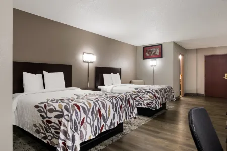 Red Roof Inn Hartford - New Britain Отели рядом с достопримечательностью «Central Connecticut State University»