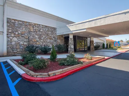 Motel 6 Decatur, GA Отели в г. Грешам Парк