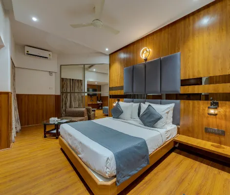 Hotel Surya Executive 3 Star Hotel فنادق في سولابور
