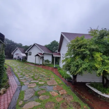 Jecheon Little Heaven Pension Отели рядом с достопримечательностью «Храм Чонбанса»