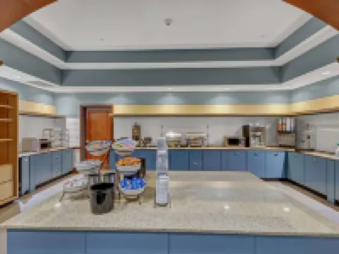 คันทรีอินน์แอนด์สวีทส์ บายเรดิสัน เบรเซลตัน GA โรงแรมในBraselton