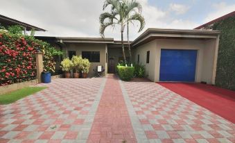 Casa Suenos: Iconic 4Br Home with Private Pool by RedAwning
