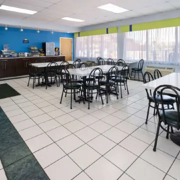 Days Inn by Wyndham Forsyth