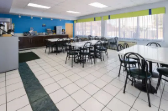 데이즈 인 바이 윈덤 포사이드