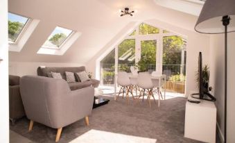 Sunny Lodge - 1 Bed Flat with Stunning Garden View - Flat 3