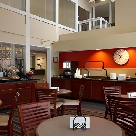 Affordable Suites of America Grand Rapids Отели рядом с достопримечательностью «Колледж Келвин»