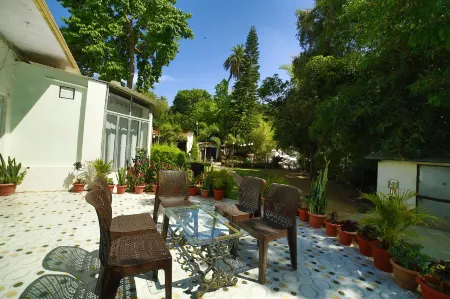 Toppers Corner-A Boutique Garden Resort Отели рядом с достопримечательностью «Пандав Бгаван Комплекс»