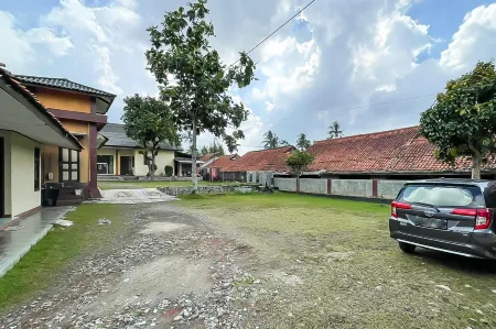 Hotel Shanty Mitra RedDoorz Отели в г. Beber